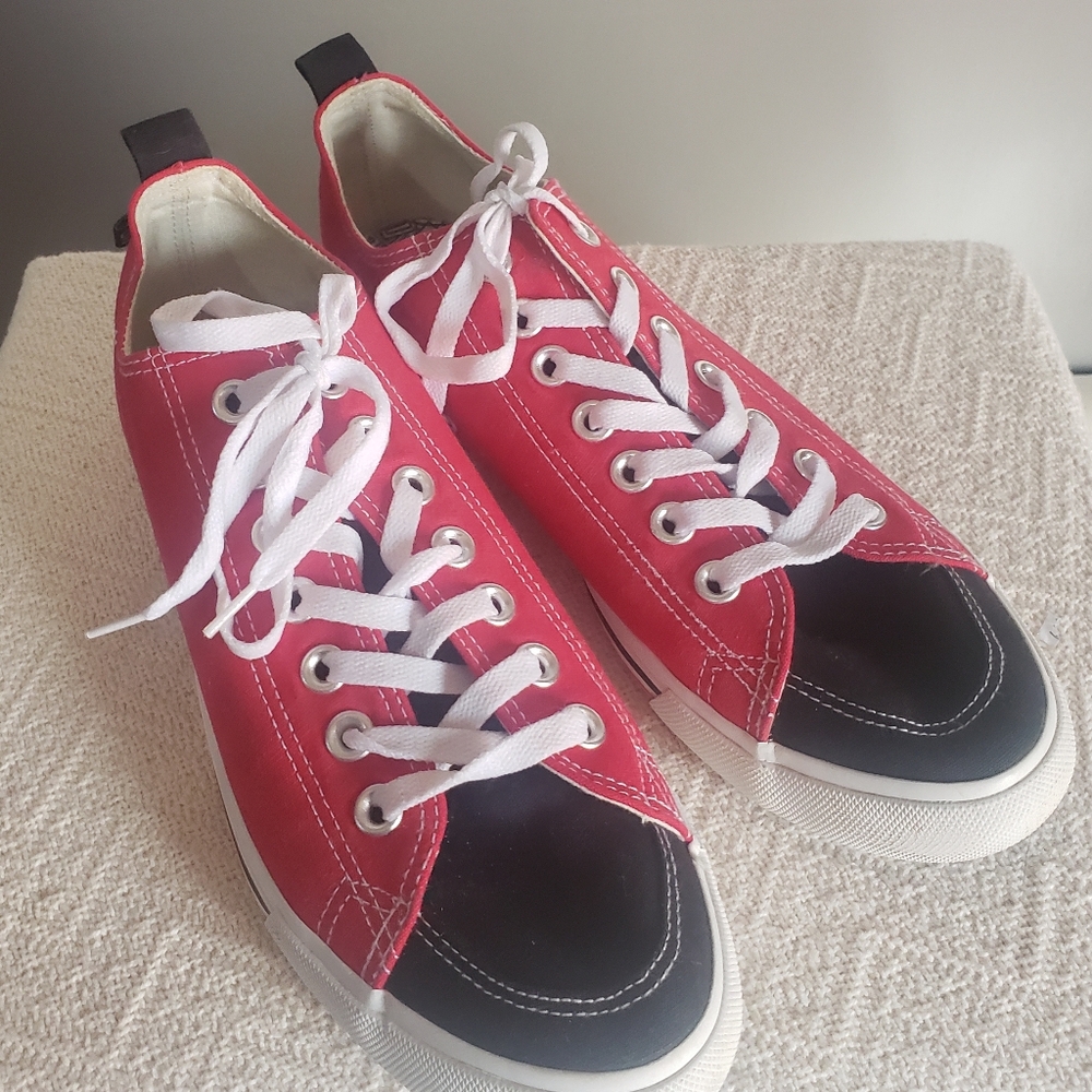 UNISEX SKICKS RED,WHITE BLUE CANVAS FEEL SHOES. MENS 8,WOMENS 10. GOOD CONDITION